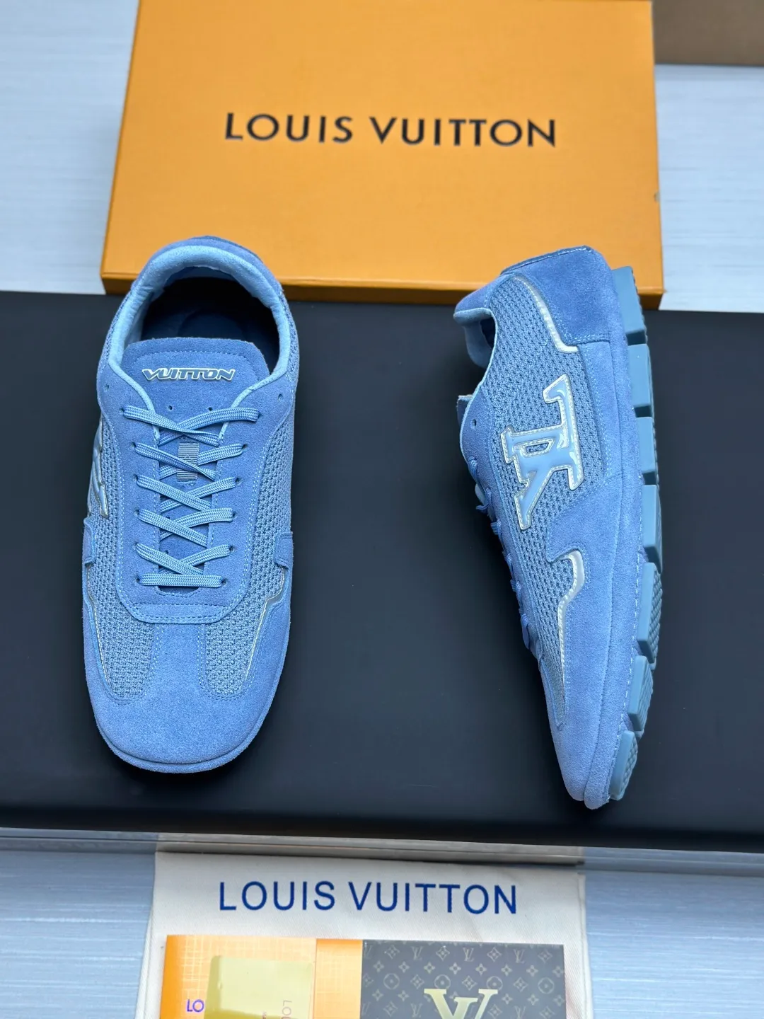 👟👟Ex-factory price 680👟👟 (Top version fully packaged) LV Louis Vuitton L Family Donkey Brand Latest Rally Series Mesh Casual Sports Shoes Doudou Shoes Original purchase, development and production This LV Rally sports shoe is made of suede cow leather and mesh fabric, and a rubber pad outsole is incorporated into the driving shoe configuration, making it a modern choice that is both comfortable and light. The LV letters on the side, the handwritten Louis Vuitton logo on the rear, and the Vuitton logo on the tongue and outsole jointly brand the brand mark. Exquisite packaging at the delivery counter🛍📦 ▪️Fabric: Original customized imported mesh + cowhide ▪️Inner lining: Original customized breathable mesh lining ▪️Outsole: Original molded anti-slip rubber material ▪️Sole thickness: 2CM ▪️Size: Men's 39-45